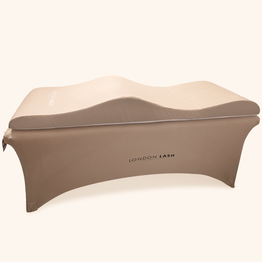 Surmatelas en mousse à mémoire pour lit de beauté, offrant confort et ergonomie pour un salon de beauté, présenté en couleur beige.