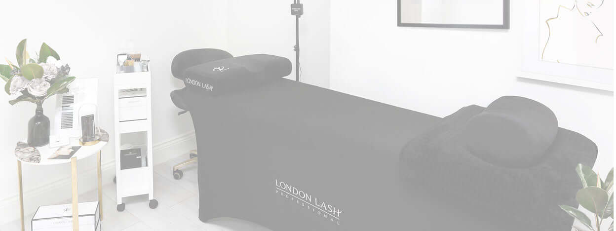 Salle de soins pour pose d'extensions de cils London Lash, housse de lit, coussin,extension de cils materiel