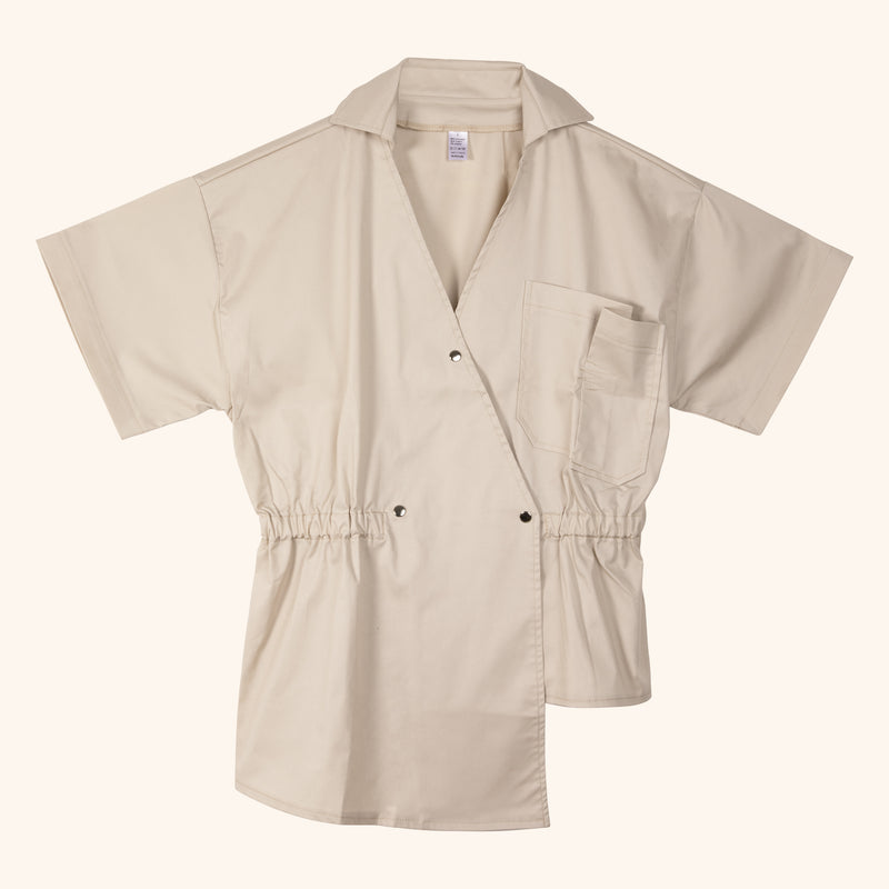 Comprend une tunique style chemise asymétrique avec des manches courtes et une poche poitrine de face