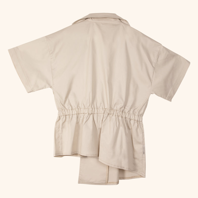 Comprend une tunique style chemise asymétrique avec des manches courtes et une poche poitrine de dos