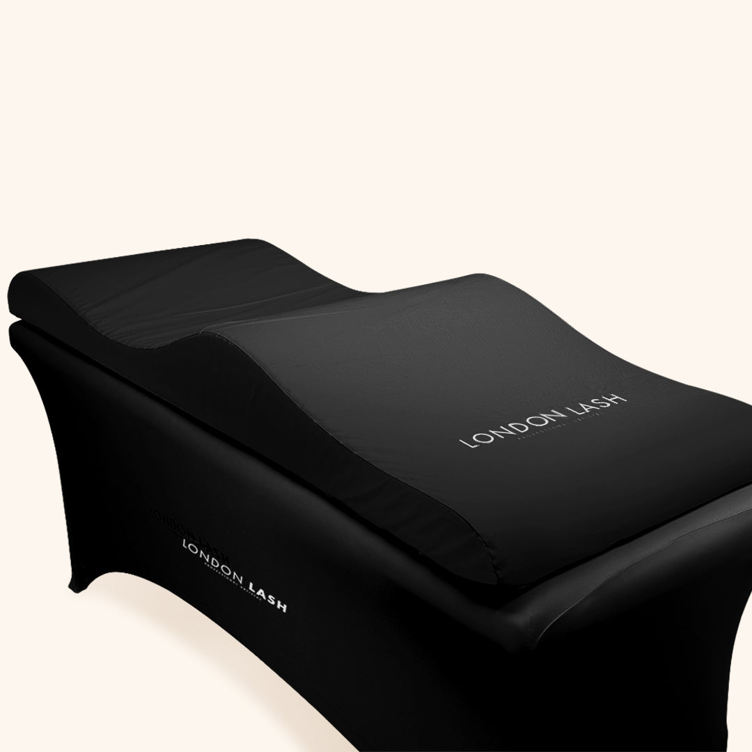 Surmatelas en mousse à mémoire pour lit de beauté noir avec logo London Lash, ergonomique et confortable pour salon de beauté.