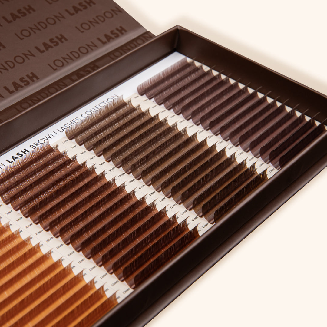 Collection de cils marron London Lash en quatre teintes, idéale pour un look naturel et subtil, parfaite pour cheveux blonds ou roux.