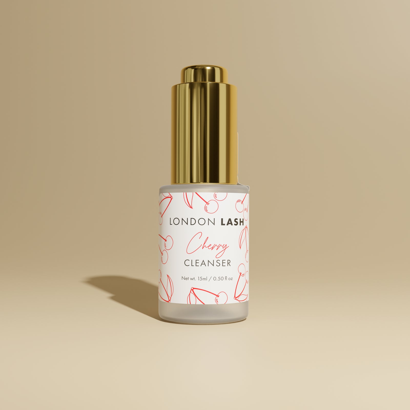 NETTOYANT À CILS POUR PRÉTRAITEMENT : Flacon de nettoyant cerise London Lash sur fond beige.
