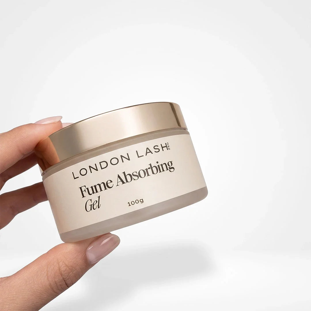 Main tenant un pot de Fume Absorbing Gel 100g London Lash Pro à couvercle doré