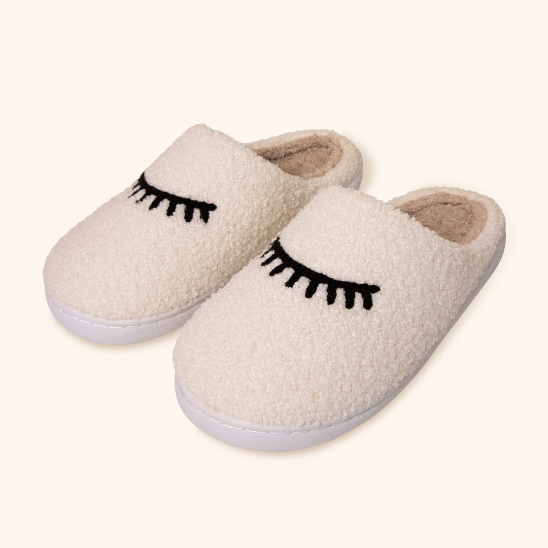 Chaussons Cosy Teddy avec un design de cils