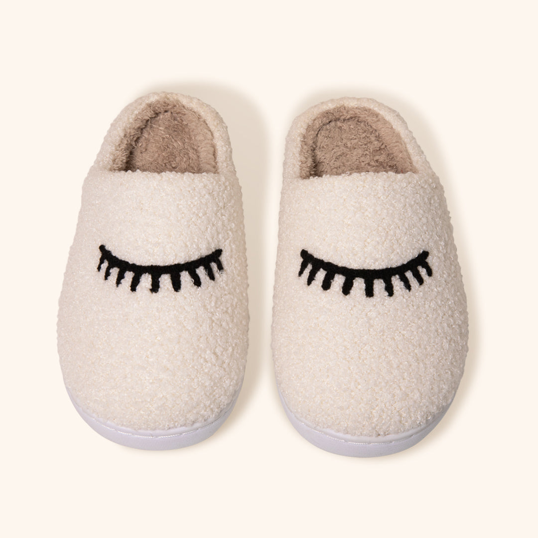 Chaussons Cosy Teddy avec un design de cils