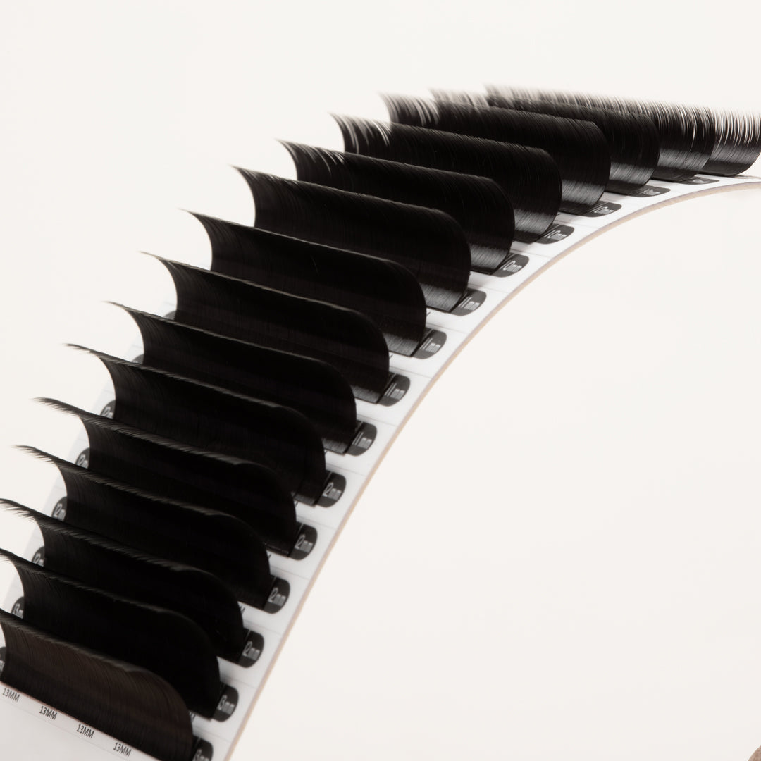 extensions de cils volume Mayfair 0.07 en courbure extrême, produit pour un effet volumineux et allongé.