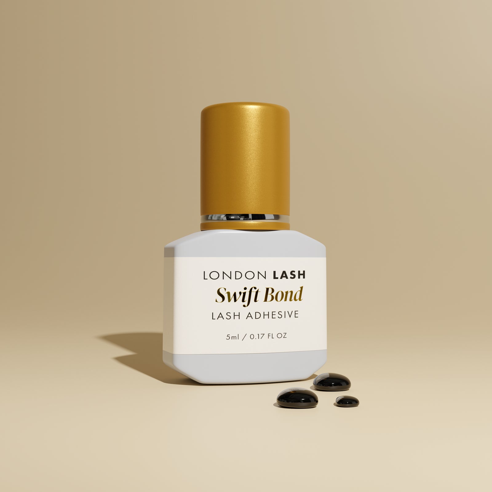 Colle extensions de cils Swift Bond dans un flacon élégant de 5 ml avec des gouttes de colle sur fond neutre.