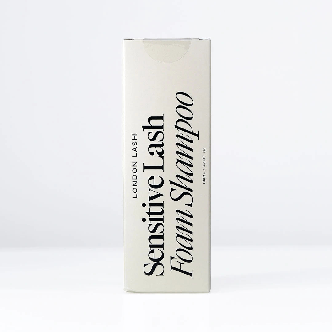Emballage du Sensitive Lash Foam Shampoo London Lash dans une élégante boîte rectangulaire blanc cassé avec un design minimaliste, présenté sur un fond blanc.