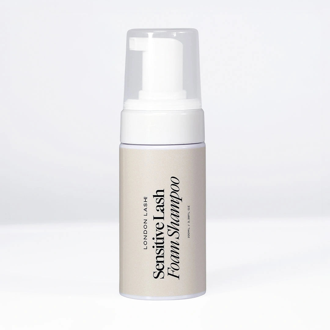 Flacon pompe blanc du Sensitive Lash Foam Shampoo London Lash avec capuchon transparent, présenté debout sur un fond blanc.