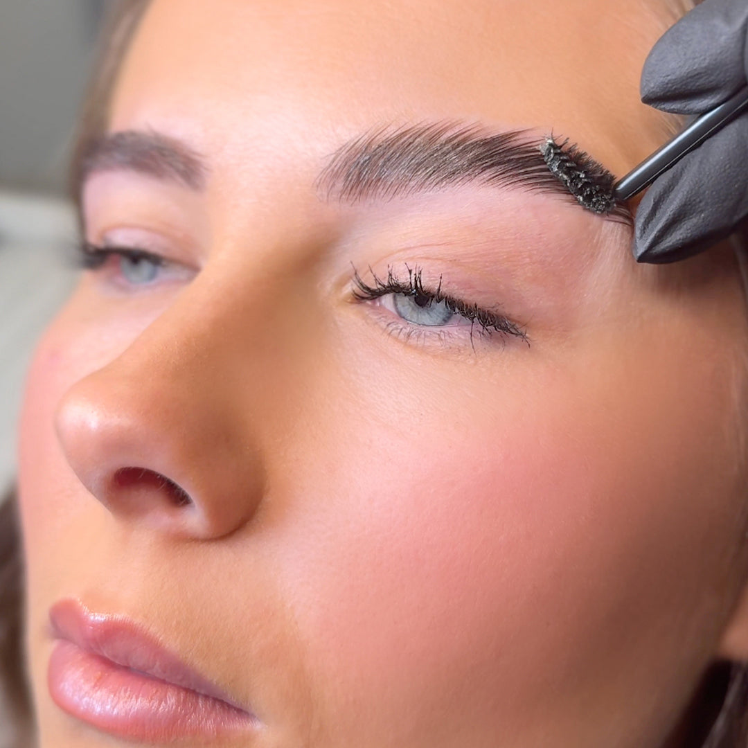 Modèle qui se fait coiffer avec la Cire coiffante pour sourcils So Henna