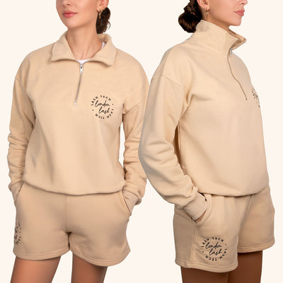 Deux modèles vêtus d'un ensemble coordonné de short et hoodie, idéal pour un style à la fois décontracté et à la mode.