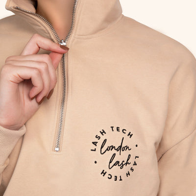 Le modèle montre le hoodie de face, main posée sur le zipper, mettant en valeur le style décontracté et agréable.