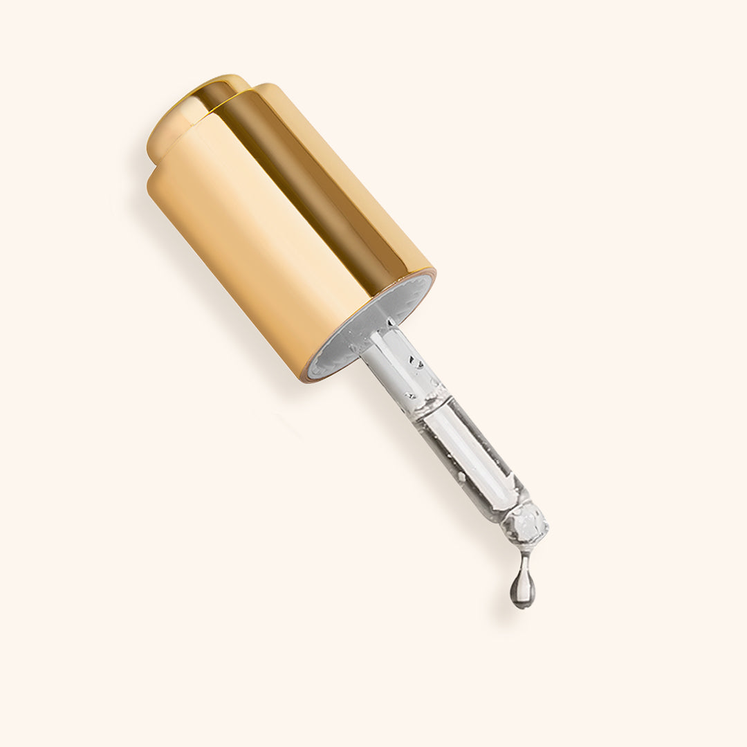 NETTOYANT À CILS POUR PRÉTRAITEMENT avec flacon doré et goutte de produit.