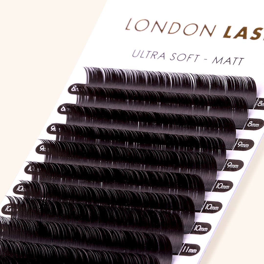 extensions de cils aplaties 0.15 sur une bande de cils ultra doux et mat.