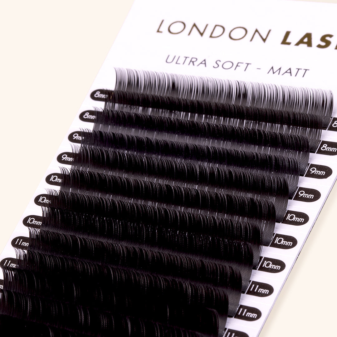 extensions de cils aplaties flat ellipse 0.20 présentées sur une carte de cils doux et mats de London Lash.